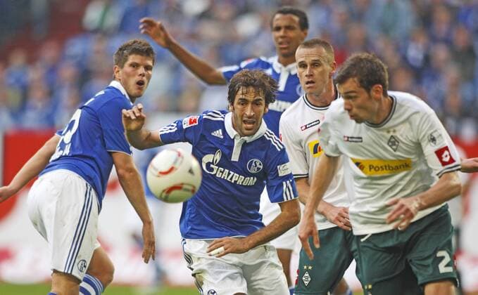Mitte Raul (FC Schalke 04) links Klaas-Jan Huntelaar (FC Schalke 04) rechts Filip Daems (Borussia Mönchengladbach Gladbach) und Sebastian Schachten (Borussia Mönchengladbach Gladbach)
