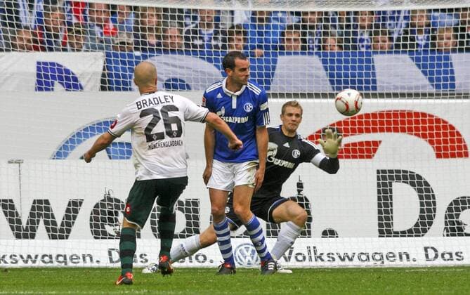 Michael Bradley (Borussia Mönchengladbach Gladbach) erzielt die 2:0-Führung gegen Christoph Metzelder (Mitte) und Torwart Manuel Neuer (FC Schalke 04) o0 Tor