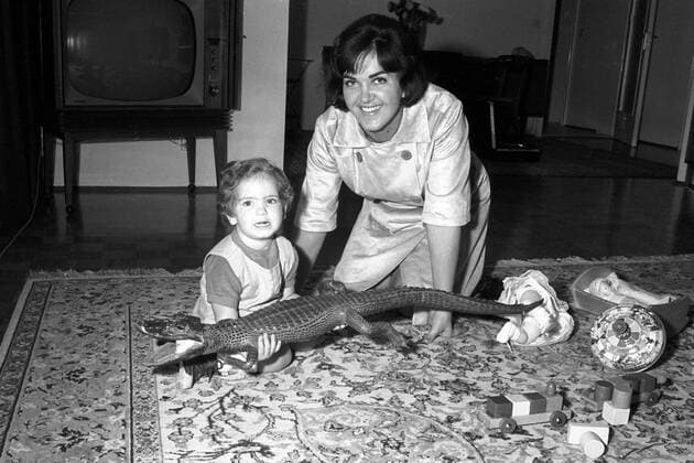 Olga, Ehefrau von Torwart Petar Radi Radenkovic (1860), mit Tochter Naols Fußball 1. BL Herren Saison 1967 1968, TSV 1860 München Gruppe München Freude,