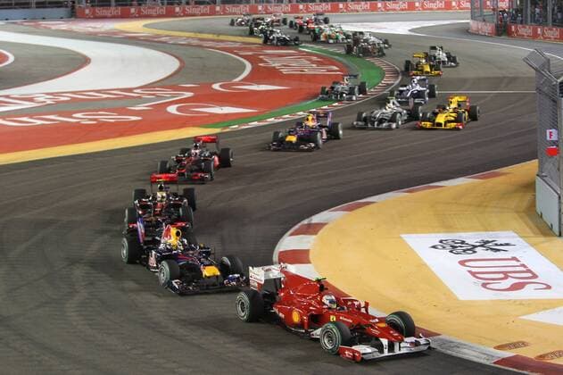 Motorsports Formula 1: World Championship 2010, GP of Singapore, (F-B) 08 Fernando Alonso (ESP, Scuderia Ferrari Marlboro), 05 Sebastian Vettel (GER, Red Bull Racing), start, mass, Masse, Menge xHOCHxZWEIx o0 Werbebande Bande Werbung Werbepartner Sponsor Wirtschaft UBS