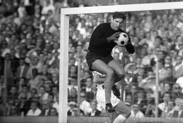 Torwart Petar Radi Radenkovic (1860) Fußball 1. BL Herren Saison 1967 1968, TSV 1860 München - MSV Duisburg 0:1 Einzelbild München Abwehr, Dynamik,