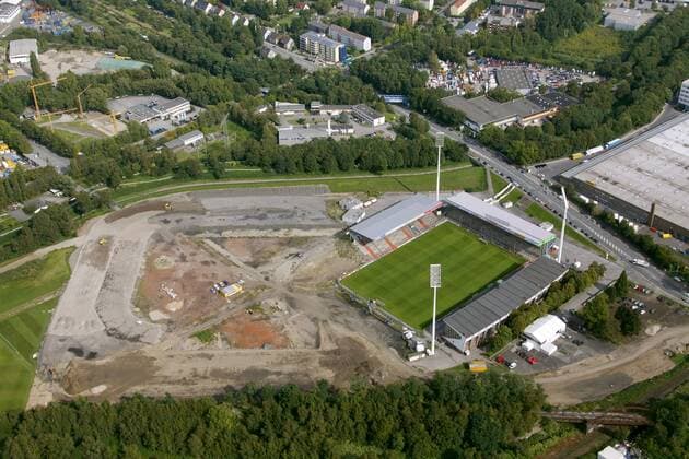 Fußball, Stadiongeschichte Rot-Weiß Essen Georg Melches Stadion an der Hafenstraße, Heimspielstätte von Rot Weiss Essen - der geplante Neubau direkt neben dem alten Standort wurde nach dem Abriss der Westtribüne unterbrochen o0 Baustelle Umbau Stadionbau Stadionneubau abgerissen Umgebung Stadionumgebung Leere Loch kurios