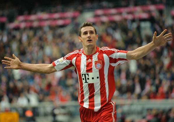 Fussball Bundesliga Saison 2010 2011 FC Bayern Muenchen - FSV Mainz 05: Miroslav KLOSE (FC Bayern). - Fussball Bundesliga: FC Bayern München (rot) - FSV Mainz 05 (weiß)