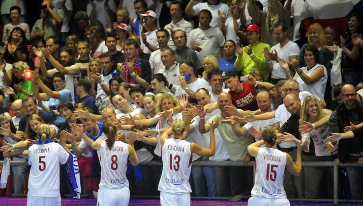 Czech players wave the crowd after won Women s Basketball World Championship match in Brno on Monday, Sept. 27, 2010. (CTKxPhoto IgorxSefr)  CTKPhoto2201009270812301 o0 Jubel, Freude, Zuschauer, Fans