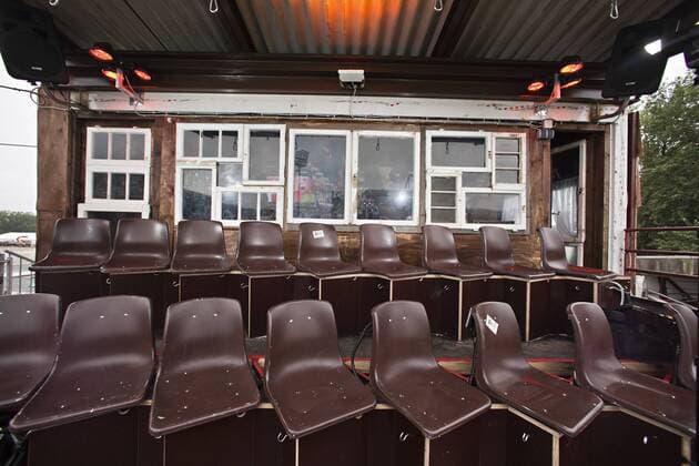 Fußball, Stadiongeschichte FC St. Pauli VIP Bereich in St. Pauli Art: Hexenhütte im Millerntorstadion des FC St. Pauli - Die durch die Werbeagentur - Nordpol - gestaltete ehemalige Sprecherkabine dient als exklusive Loge beim Kiezclub und bietet die perfekte Symbiose aus VIP Bereich und St. Pauli Charme in einer Bretterbude Stadionstory