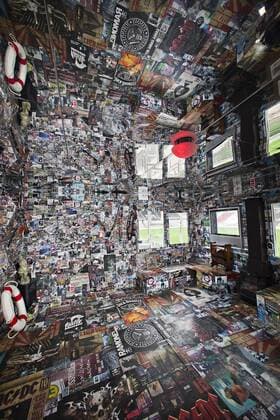 Fußball, Stadiongeschichte FC St. Pauli Innenbereich der VIP Loge - Hexenhütte - im Millerntorstadion des FC St. Pauli. Zahllose Zeitungsausschnitte und sonstige Dokumente von Vereinsgeschehen und aus der Subkultur bilden eine Collage an den Wänden - Die durch die Werbeagentur - Nordpol - gestaltete ehemalige Sprecherkabine dient als exklusive Loge beim Kiezclub und bietet die perfekte Symbiose aus VIP Bereich und St. Pauli Charme in einer Bretterbude Stadionstory