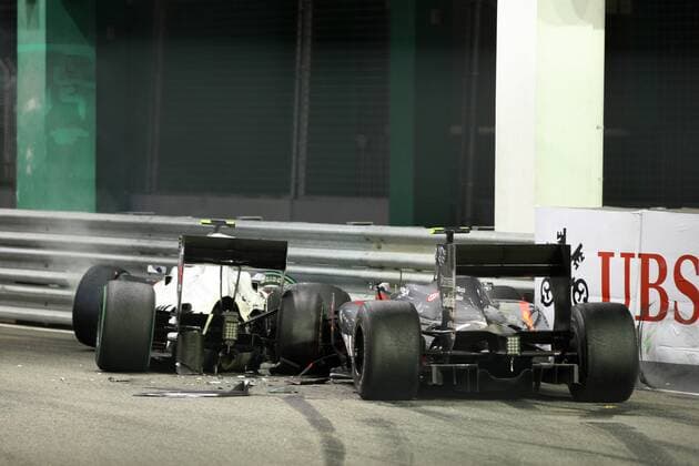 Kamui Kobayashi (Japan BMW Sauber F1 Team, L) und Bruno Senna (BRA Hispania Racing F1 Team HRT) nach dem Crash in der Leitplanke  o0 Unfall, Crash, Aus, Ausfall