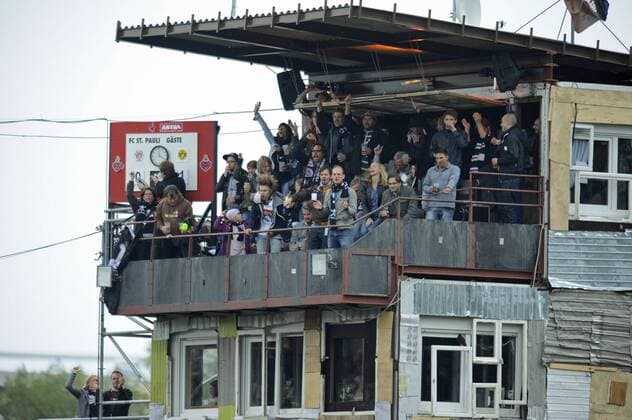 Loge in St. Pauli Art: Die - Hexenhütte - im Millerntorstadion des FC St. Pauli - Die durch die Werbeagentur - Nordpol - gestaltete ehemalige Sprecherkabine dient als exklusive Loge beim Kiezclub und bietet die perfekte Symbiose aus VIP Bereich und St. Pauli Charme in einer Bretterbude