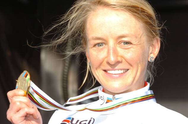 2010, WM in Geelong Australien, Einzelzeitfahren, England, Emma Pooley (Gold) ---  o0 Goldmedaille Medaille Weltmeister Sieg o0 Jubel Freude