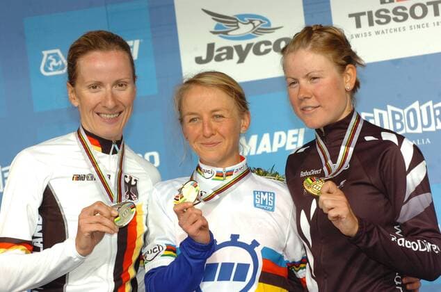 2010, WM in Geelong Australien, Einzelzeitfahren, Emma Pooley (England, Gold, mitte), Judith Arndt (GER, Silber, li), Linda Melanie Villumsen (Neuseeland, Bronze) --- o0 Silbermedaille Medaille Goldmedaille Weltmeister Sieg Bronzemedaille