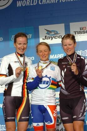 2010, WM in Geelong Australien, Einzelzeitfahren, Emma Pooley (England, Gold, mitte), Judith Arndt (GER, Silber, li), Linda Melanie Villumsen (Neuseeland, Bronze) --- o0 Silbermedaille Medaille Goldmedaille Weltmeister Sieg Bronzemedaille