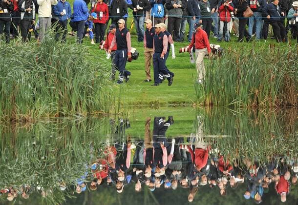 Golf - Ryder Cup 2010 - Practice Day 3, (L-R) Dustin Johnson, Steve Stricker, Tiger Woods and Jim Furyk of the USA walk to the third green during practice at Celtic Manor, Newport  o0 totale Reflexion Spiegelbild, Wasser Spiegelung