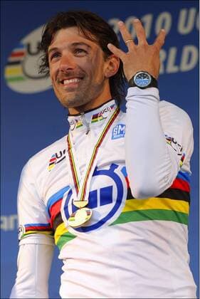 29.09.2010, Geelong - World Championsship 2010 - Fabian Cancellara (SUI) --- PhotoNews  o0 Sieg Weltmeister vierfacher vier Gestik Jubel Freude Objekte Medaille Gold