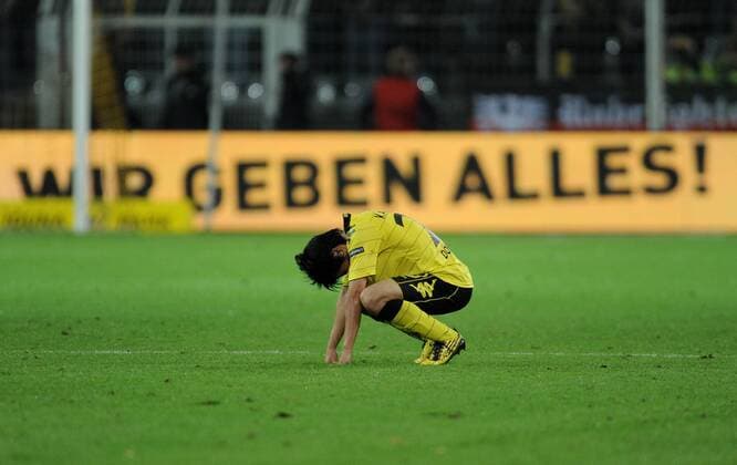 30-09-10, Fussball, UEFA Europa League, Saison 2010-2011, BORUSSIA DORTMUND BVB (Gelb) - FC SEVILLA (Weiß) Shinji Kagawa (Borussia Dortmund) nach dem Abpfiff o0 Schriftzug Wir geben alles kurios komik Situationskomik Enttäuschung