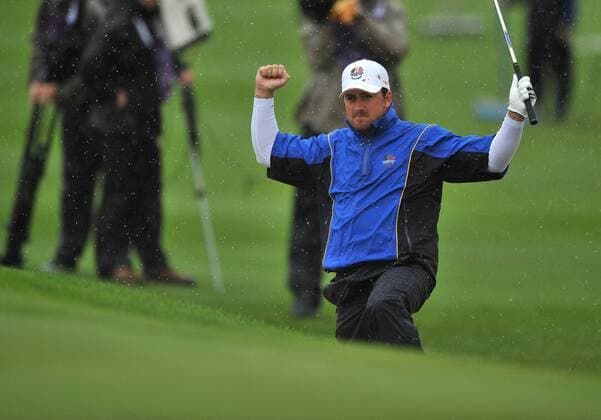 Golf - Ryder Cup 2010 - Day 1 Fourballs: Graeme McDowell (Northern Ireland) of Europe celebrates his chip from a bunker on the 4th to win the hole at Celtic Manor, Newport  o0 Mc Dowell Jubel Freude Nordirland