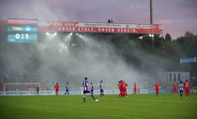 1. FC Union Berlin (rot) vs. Hertha BSC Berlin (blau) - Hertha Fans werfen Rauchbombe Das Spiel wird unterbrochen o0 Randale Ausschreitung Fanausschreitung Unterbrechung Spielunterbrechung
