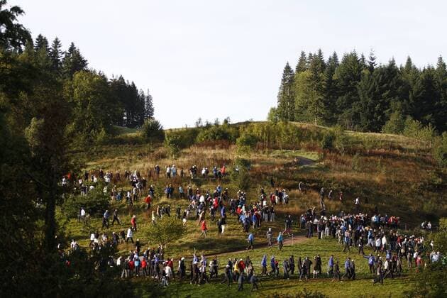 02.10.2010 The second day of the 38th Ryder Cup at Celtic Manor. Spectators gather on a hill to watch play. xHarryxEngelsx  ActionPlus77864 Content restricted for UK based newspaper