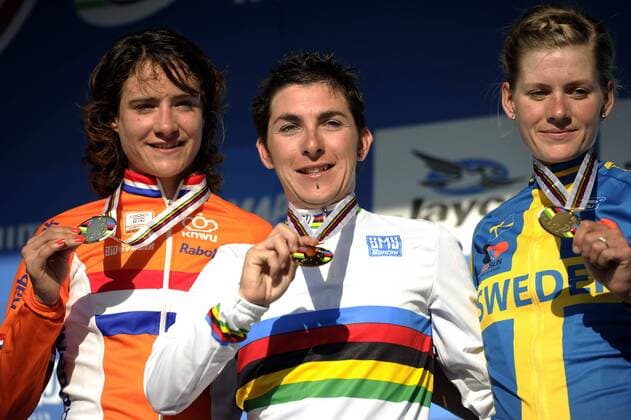 Geelong, 02 10 2010 CYCLING 2010 UCI ROAD WORLD CHAMPIONSHIPS MELBOURNE Giorgia Bronzini (ITA, Mitte) - Weltmeisterin 2010 vor Marianne Vos (NED, li.) und Emma Johansson (SWE) - xVereeckenxNicoxPHOTONEWS  o0 Jubel, Freude Sieg, Sieger Gold, Medaille, Goldmedaille