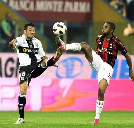 Parma 02 10 2010 - FC Parma (weiß) vs AC Mailand (rot): Robinho (R) -Massimo Gobbi 