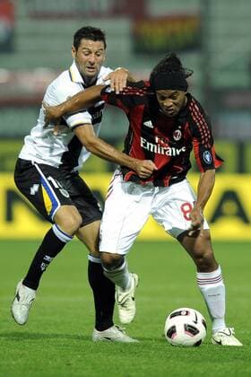 Parma 02 10 2010 - FC Parma (weiß) vs AC Mailand (rot): Ronaldinho (R) -Massimo Gobbi 