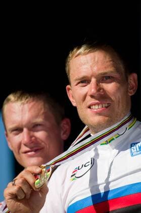 Oct. 3, 2010 - Geelong - The medalists show off their medals (L to R) Matti Breschel (DENMARK) silver and Thor Hushovd (NOR) gold at the 2010 UCI Road World Championships Elite Men Road Race in Geelong. - ZUMAx35 o0 Jubel, Freude Sieg, Sieger Weltmeister Siegerehrung Gold, Medaille, Goldmedaille