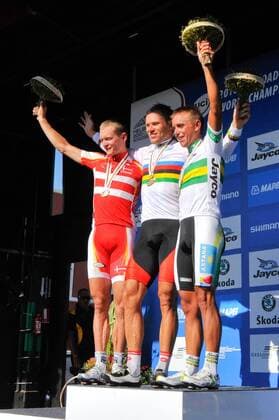Oct. 3, 2010 - Geelong - The medalists wave to the crowd (L to R) Matti Breschel (DENMARK) silver, Thor Hushovd (NOR) gold, and Allan Davis (AUSTRALIA) bronze at the 2010 UCI Road World Championships Elite Men Road Race in Geelong. - ZUMAx35 o0 Weltmeister Sieg, Sieger Siegerehrung Jubel, Freude