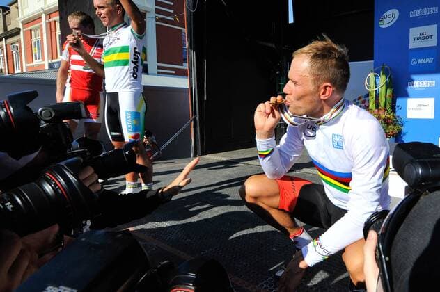 Oct. 3, 2010 - Geelong - Thor Hushovd (NOR) kisses his gold medal at the 2010 UCI Road World Championships Elite Men Road Race in Geelong. - ZUMAx35 o0 Weltmeister Sieg, Sieger Siegerehrung Jubel, Freude Gold, Medaille, Goldmedaille