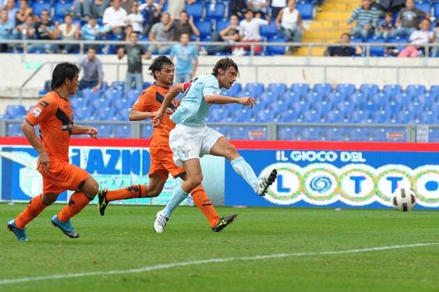 Stefano Mauri (Lazio, re.) trifft Lazio Rom (blau) - Brescia Calcio (orange), Serie A, Stadio Olimpico, Roma, 03 10 2010 - AntoniettaXBaldassarre o0 Tor