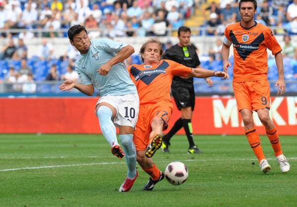 Mauro Zarate (Lazio, li.) gegen Davide Baiocco (Brescia) Lazio Rom (blau) - Brescia Calcio (orange), Serie A, Stadio Olimpico, Roma, 03 10 2010 - AntoniettaXBaldassarre