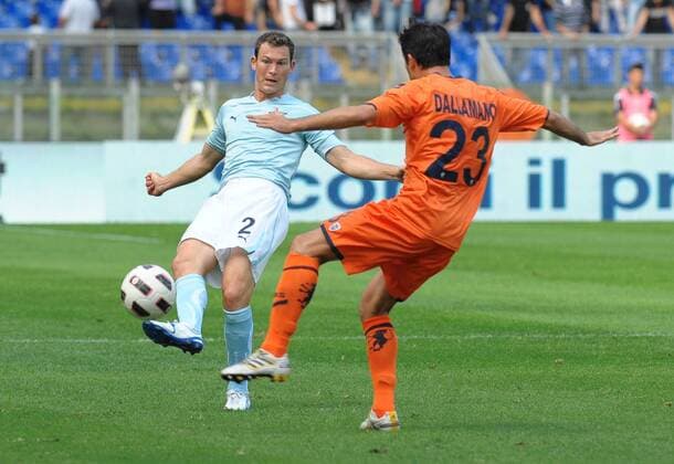 Stephan Lichtsteiner (Lazio, li.) gegen Simone Dallamano (Brescia) Lazio Rom (blau) - Brescia Calcio (orange), Serie A, Stadio Olimpico, Roma, 03 10 2010 - AntoniettaXBaldassarre