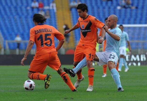 Marc Bresciano (Lazio, re.) gegen Marco Zambelli (li.) und Nicolas Cordova (beide Brescia) Lazio Rom (blau) - Brescia Calcio (orange), Serie A, Stadio Olimpico, Roma, 03 10 2010 - AntoniettaXBaldassarre