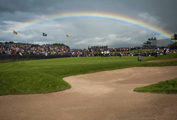 Golf - Ryder Cup 2010 - Day 3, 3rd Session Rory McIlroy of Europe puts on the 14th hole under a rainbow at Celtic Manor, Newport  o0 Nordirland Mc Ilroy Bunker Sandbunker Wales