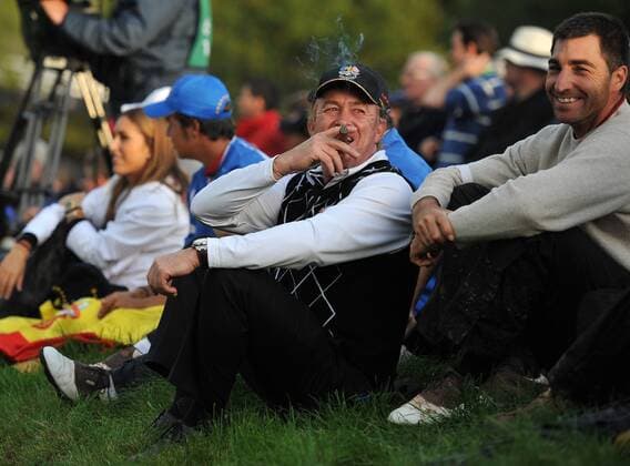 Golf - Ryder Cup 2010 - Day 3, 3rd Session Miguel Angel Jimenez (ESP) of Europe sits in the grass at the 18th with a cigar at Celtic Manor, Newport  o0 Zigarre rauchen Raucher