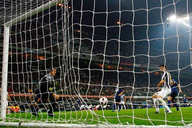 Inter Mailand (blau) vs Juventus Turin: aberkanntes Tor von Vincenzo Iaquinta (R) 