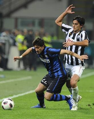 Inter Mailand (blau) vs Juventus Turin: v.li. Diego Milito-Alberto Aquilani 