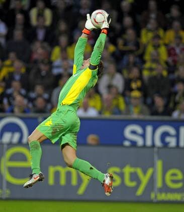 03.10.2010, Fussball 1.Bundesliga 2010 2011, 7.Spieltag, Borussia Dortmund BVB - Bayern München im Signal-Iduna-Park, Torwart Roman Weidenfeller (Dortmund) fängt den Ball sicher.