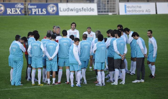 Die Spieler und Trainer Guus Hiddink (mi.), Training der Türkischen Nationalmannschaft im Potsdamer Karl-Liebknecht-Stadion, Fußball, Saison 2010 2011, Potsdam, 04.10.2010, Totale