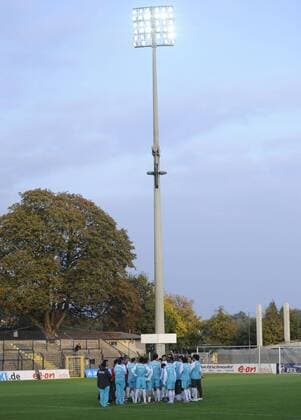 Die Mannschaft und ein Flutlichtmast, Training der Türkischen Nationalmannschaft im Potsdamer Karl-Liebknecht-Stadion, Fußball, Saison 2010 2011, Potsdam, 04.10.2010, Totale
