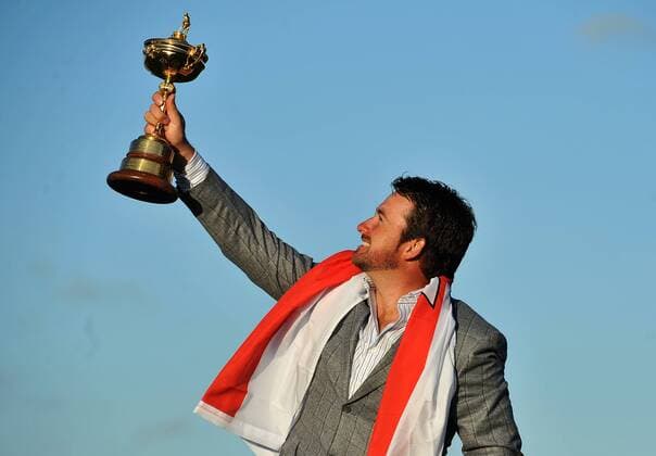 Golf - Ryder Cup 2010 - Day 4, Singles Graeme McDowell (Northern Ireland) of Europe lifts the Ryder Cup trophy having at Celtic Manor, Newport  o0 Mc Dowell Nordirland Freude Jubel Siegerehrung Objekte