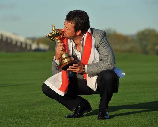 Golf - Ryder Cup 2010 - Day 4, Graeme McDowell (Northern Ireland) of Europe celebrates with the Ryder Cup trophy at Celtic Manor, Newport  o0 Mc Dowell Nordirland Objekte Freude