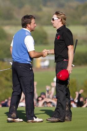 Golf - Ryder Cup 2010 - Day Four Hunter Mahan (R) of the USA shakes hands with Europe s Graeme McDowell (Northern Ireland) after conceding the hole to give Europe the victory in the Ryder Cup at Celtic Manor, Newport  o0 Mc Dowell Nordirland