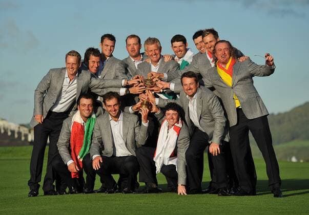 Golf - Ryder Cup 2010 - Day 4, The Europe team celebrate with the Ryder Cup trophy at Celtic Manor, Newport L-R Luke Donald, Lee Westwood, Martin Kaymer, Peter Hanson, Captain Colin Montgomerie, Padraig Harrington, Ross Fisher (England), Ian Poulter, Miguel Angel Jimenez, front row L-R Francesco und Edoardo Molinari, Rory McIlroy, Graeme McDowell - o0 Mc Dowell Nordirland Ilroy Objekte