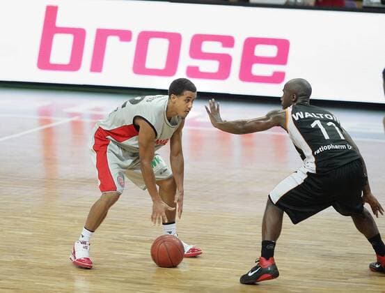 Brose Baskets Bamberg - Ratiopharm Ulm, Brian Roberts Bamberg am Ball, Travis Walton Ulm o0 Schriftzug