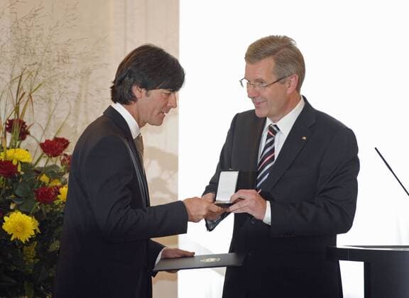 Bundespräsident Christian WULFF (re.) überrreicht das Bundesverdienstkreuz an Nationaltrainer Joachim LÖW (GER; li.), Ehrung der Deutschen Fussball Nationalmannschaft durch den Bundespräsidenten, Verleihung des Silbernen Lorbeerblatts, am 05.10.2010 in Berlin, privat DFB Lorbeerblatt Schloss Bellevue Präsident Bundespräsident