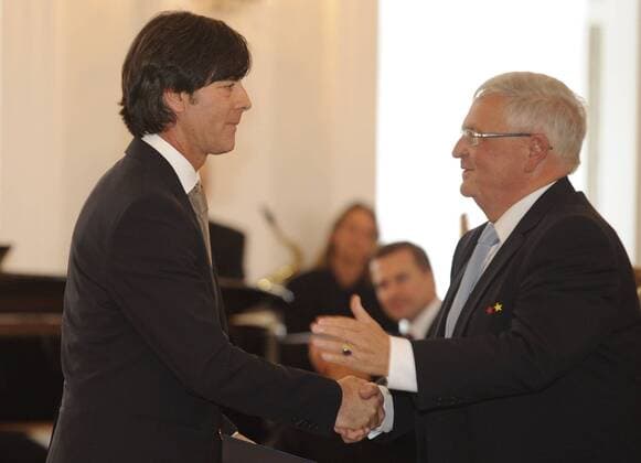 DFB-Präsident Dr. Theo ZWANZIGER (GER, re.) gratuliert Bundestrainer Joachim LÖW (li.) zur Auszeichnung mit dem Bundesverdienstkreuz, Ehrung der Deutschen Fussball Nationalmannschaft durch den Bundespräsidenten, Verleihung des Silbernen Lorbeerblatts, am 05.10.2010 in Berlin, privat DFB Lorbeerblatt Schloss Bellevue Präsident Bundespräsident
