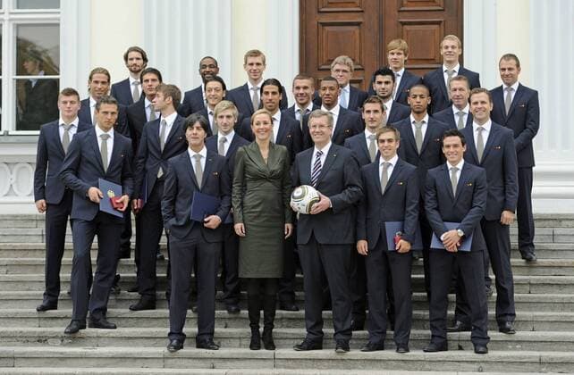 Verleihung des Silbernen Lorbeerblattes an die Spieler der Nationalmannschaft der Fußball-WM 2010 vor dem Schloss Bellevue, vorn v.li.: Bundestrainer Joachim Löw (Träger des Bundesverdienstkreuzes), Bundespräsident Christian Wulff mit Gattin Bettina, Philipp Lahm und Piotr Trochowski; 2. Reihe: Hans Jörg Butt, Marko Marin und Miroslav Klose; 3.R.: Toni Kroos, Tim Wiese, Mario Gomez, Thomas Müller, Mesut Özil, Sami Khedira, Lukas Podolski, Jerome Boateng, Serdar Tasci, Dennis Aogo, Torwarttrainer Andreas Köpke und Teammanager Oliver Bierhoff; hi.: Arne Friedrich, Cacau, Per Mertesacker, DFB Chefscout Urs Siegenthaler, Holger Badstuber, Manuel Neuer und Co Trainer Hans Dieter Flick privat DFB Lorbeerblatt Schloss Bellevue Präsident Bundespräsident Bundesverdienstkreuz