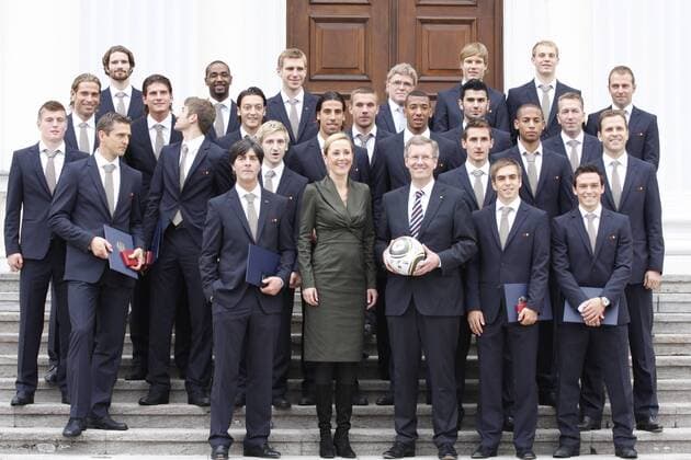 Verleihung des Silbernen Lorbeerblattes an die Spieler der Nationalmannschaft der Fußball-WM 2010 vor dem Schloss Bellevue, vorn v.li.: Bundestrainer Joachim Löw (Träger des Bundesverdienstkreuzes), Bundespräsident Christian Wulff mit Gattin Bettina, Philipp Lahm und Piotr Trochowski; 2. Reihe: Hans Jörg Butt, Marko Marin und Miroslav Klose; 3.R.: Toni Kroos, Tim Wiese, Mario Gomez, Thomas Müller, Mesut Özil, Sami Khedira, Lukas Podolski, Jerome Boateng, Serdar Tasci, Dennis Aogo, Torwarttrainer Andreas Köpke und Teammanager Oliver Bierhoff; hi.: Arne Friedrich, Cacau, Per Mertesacker, DFB Chefscout Urs Siegenthaler, Holger Badstuber, Manuel Neuer und Co Trainer Hans Dieter Flick o0 Nationaltrainer Hansi Funktionär people Politik Partnerin, Frau, Ehefrau