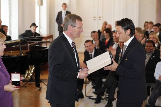 Verleihung des Silbernen Lorbeerblattes an die Spieler der Nationalmannschaft der Fußball-WM 2010 Bundeskanzlerin Angela Merkel (li.) und Bundespräsident Christian Wulff (Mitte, beide CDU beide Deutschland) verleihen Mesut Özil das Silberne Lorbeerblatt o0 Silbernes people Politik Urkunde Objekt Freude privat