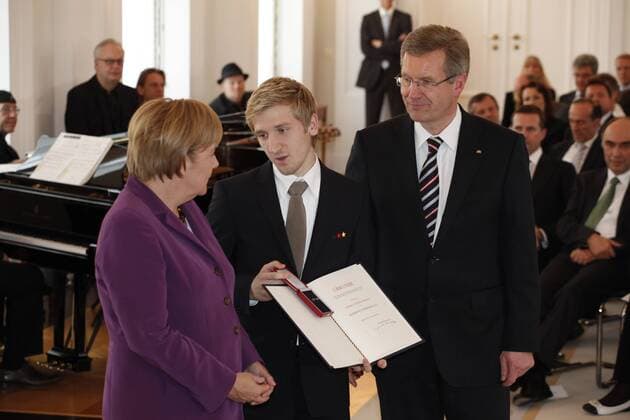 Verleihung des Silbernen Lorbeerblattes an die Spieler der Nationalmannschaft der Fußball-WM 2010 Bundeskanzlerin Angela Merkel (li.) und Bundespräsident Christian Wulff (re., beide CDU beide Deutschland) verleihen Marko Marin das Silberne Lorbeerblatt o0 Silbernes people Politik Urkunde Objekt Freude privat