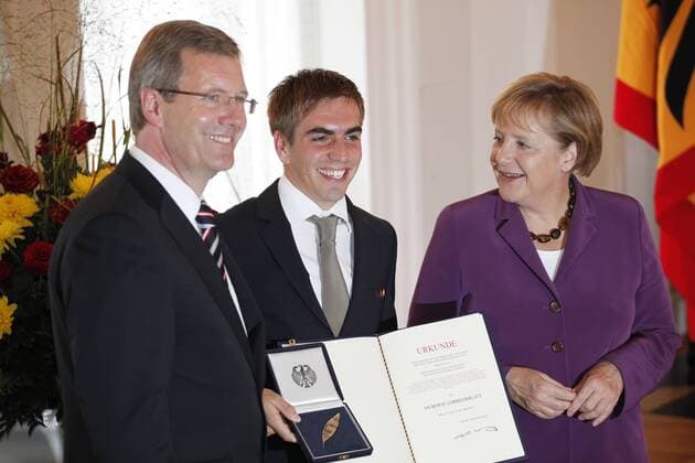 Verleihung des Silbernen Lorbeerblattes an die Spieler der Nationalmannschaft der Fußball-WM 2010 Bundeskanzlerin Angela Merkel (re.) und Bundespräsident Christian Wulff (li., beide CDU beide Deutschland) verleihen Manuel Neuer das Silberne Lorbeerblatt o0 Silbernes people Politik Urkunde Objekt Freude privat